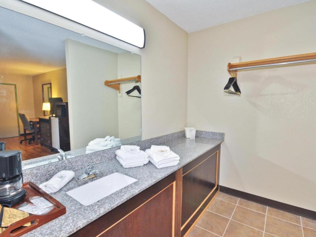 Country Hearth Inn & Suites Marietta Смирна Экстерьер фото