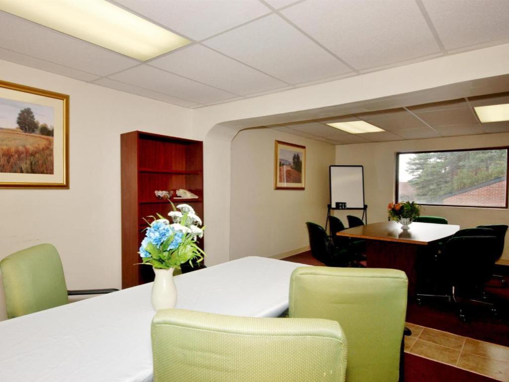 Country Hearth Inn & Suites Marietta Смирна Экстерьер фото