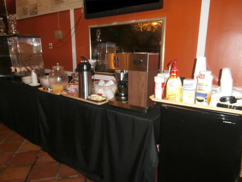 Country Hearth Inn & Suites Marietta Смирна Экстерьер фото