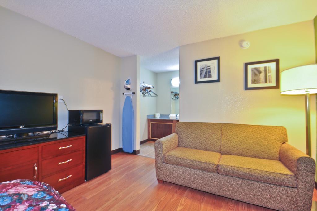 Country Hearth Inn & Suites Marietta Смирна Экстерьер фото