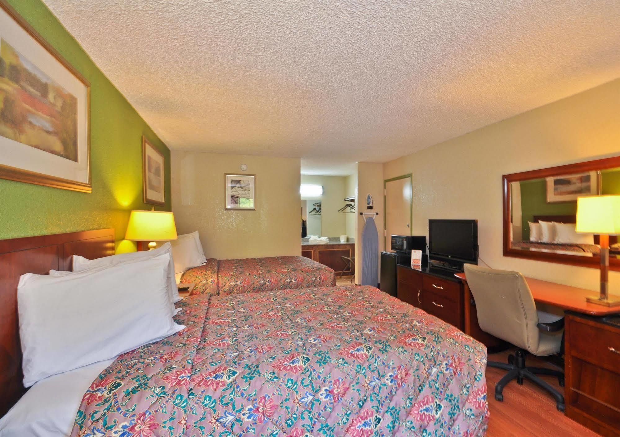 Country Hearth Inn & Suites Marietta Смирна Экстерьер фото